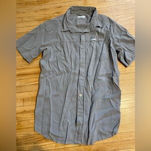 Gray Columbia M short sleeve button down shirt